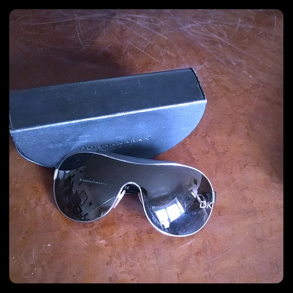 Sunglasses w/ case and cleaning cloth